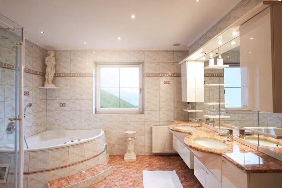 Bathroom with shower and bath – Christina Flat